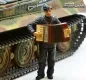 Mobile Preview: 1/16 Figur deutsche Panzerbesatzung Richtschütze mit Akkordeon WW2 Normandie 1944