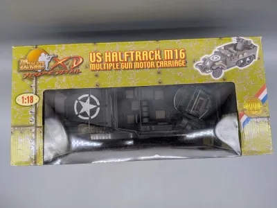 21st Century Toys US Halftrack M 16 Multible Gun Motor Carriage im Maßstab 1:18 mit Figur