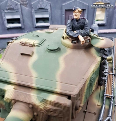 German Tank Crew Radio Operator Normandy 1944 Half Body Figure 1:16