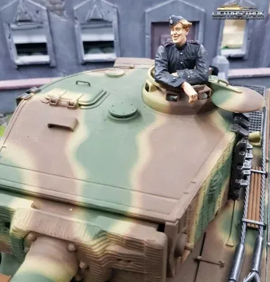 1/16 Figur Halbfigur bemalt Deutsche Panzerbesatzung WW2 Funker Normandie 1944