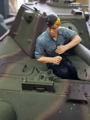 Deutsche Panzerbesatzung Soldat mit Hemd und Schiffchen mit ansteckbaren Beinen F1014 licmas-tank