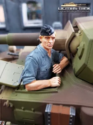 German Tank Crew Soldier blond with Shirt and Cap with Legs to assemble F1014 licmas-tank