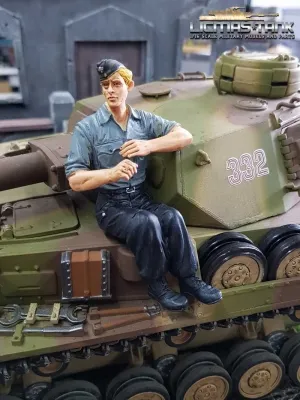 Deutsche Panzerbesatzung Soldat mit Hemd und Schiffchen mit ansteckbaren Beinen F1014 licmas-tank