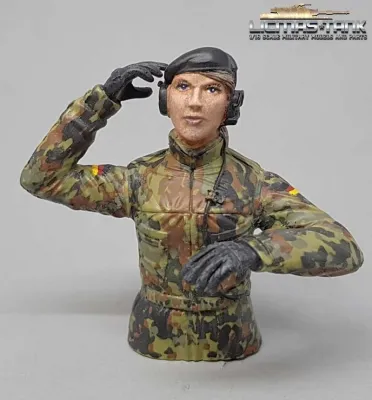 1/16 Figur Bundeswehr Leopard Panzer Soldatin Flecktarn