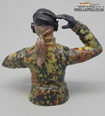 1/16 Figur Bundeswehr Leopard Panzer Soldatin Flecktarn