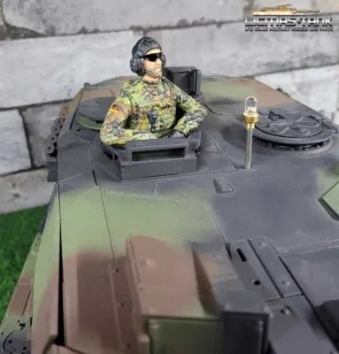 1/16 Figur Bundeswehr Leopard Panzer Soldat Flecktarn mit Sonnenbrille