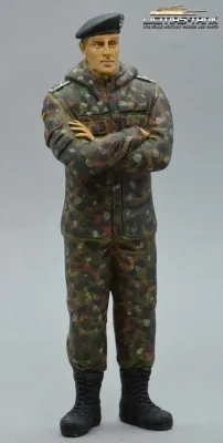 Figur Soldat Panzertruppe Bundeswehr Flecktarn stehend Arme verschränkt mit Barett handbemalt 1:16