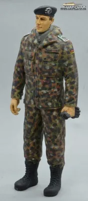 Figure Soldier Tank Division Bundeswehr Camouflage standing with beret handpainted 1:16