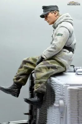 1/16 figure German tank crew Wehrmacht winter soldier sitting with splinter camo pants WW2