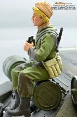 Figur Soldat WW2 russischer Spion mit Fernglas Tankrider Amöbe Camouflage Grün 1:16