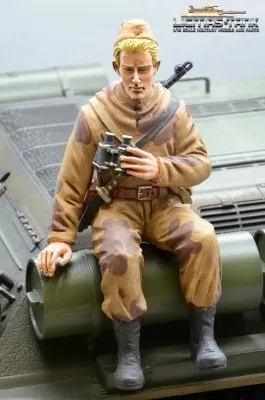 Figur Soldat WW2 russischer Spion mit Fernglas Tankrider Amöbe Camouflage Braun 1:16