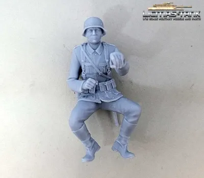 1/16 figure German soldier with steel helmet WW2 PaK Crew unpainted resin