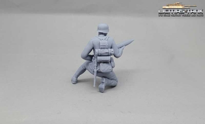 1/16 Deutscher Soldat mit Stahlhelm und Granate PaK Crew