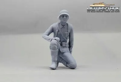 1/16 figure German soldier with steel helmet on a knee WW2 PaK Crew unpainted resin