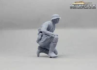 1/16 figure German soldier with steel helmet on a knee WW2 PaK Crew unpainted resin