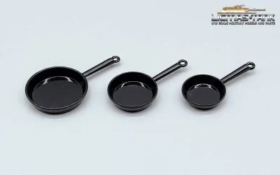 Set of three frying pans made of black metal in 1/16 for diorama
