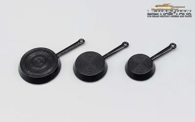 Set of three frying pans made of black metal in 1/16 for diorama