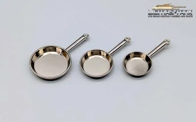 Set of three frying pans made of metal in 1/16 for diorama