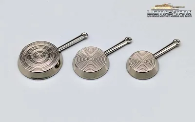 Set of three frying pans made of metal in 1/16 for diorama