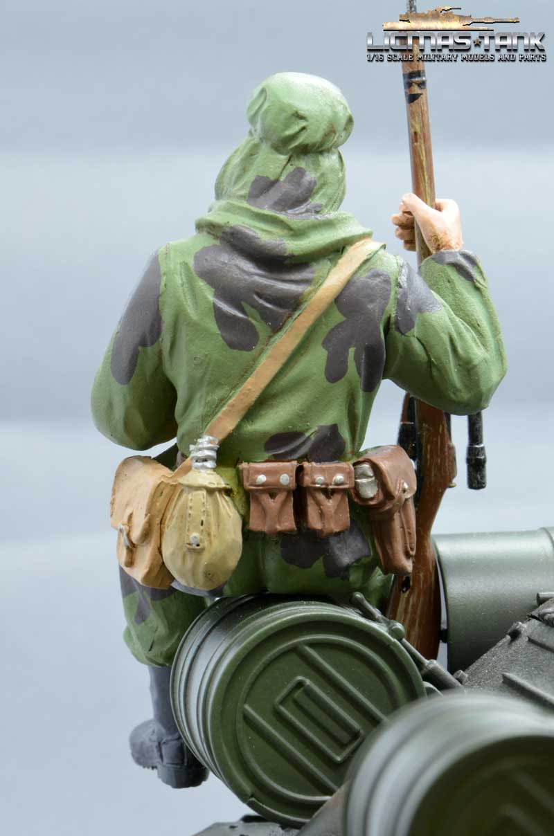 Figur Soldat sitzend WW2 Russischer Kundschafter bemalt Camouflage grün 1:16 