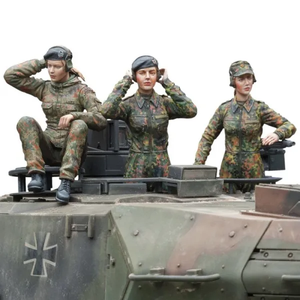 German Female Bundeswehr Tank Crew Model Kit (SOL Model) Scale 1/16