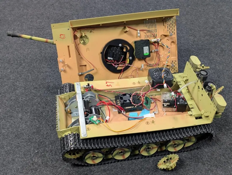 Defective - RC Tank 2.4 GHz Taigen Tiger 1 Kursk Special Paint Job BB 1:16 Licmas Tank