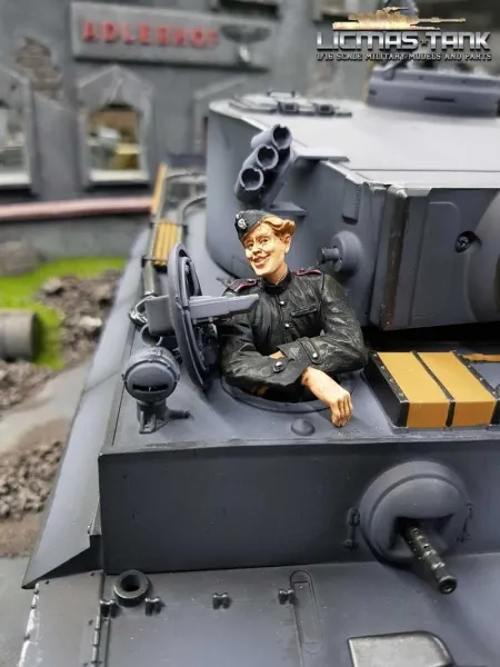 1/16 Figur Halbfigur bemalt Deutsche Panzerbesatzung WW2 Funker Normandie 1944