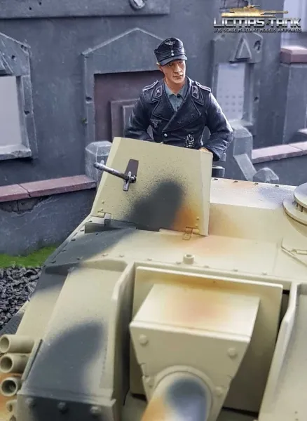 Deutsche Panzerbesatzung Soldat mit ansteckbaren Beinen licmas-tank F1013