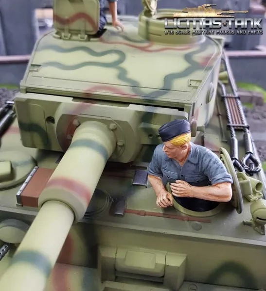 German Tank Crew Soldier blond with Shirt and Cap with Legs to assemble F1014 licmas-tank