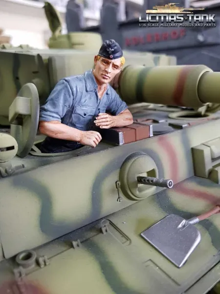Deutsche Panzerbesatzung Soldat mit Hemd und Schiffchen mit ansteckbaren Beinen F1014 licmas-tank Deutsche Panzerbesatzung Soldat mit Hemd und Schiffchen mit ansteckbaren Beinen F1014 licmas-tank