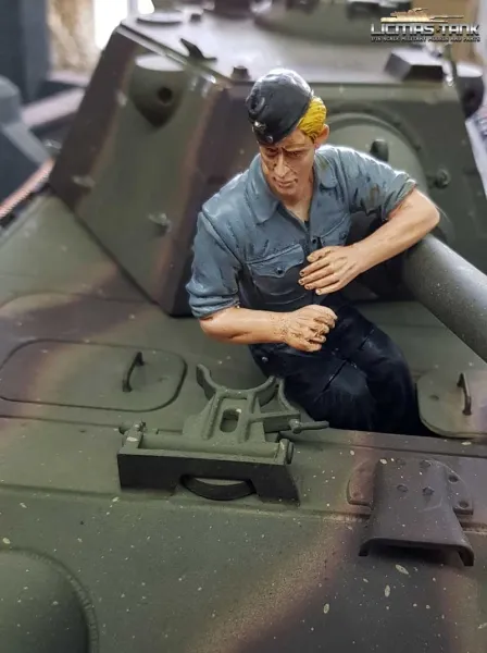 Deutsche Panzerbesatzung Soldat mit Hemd und Schiffchen mit ansteckbaren Beinen F1014 licmas-tank Deutsche Panzerbesatzung Soldat mit Hemd und Schiffchen mit ansteckbaren Beinen F1014 licmas-tank