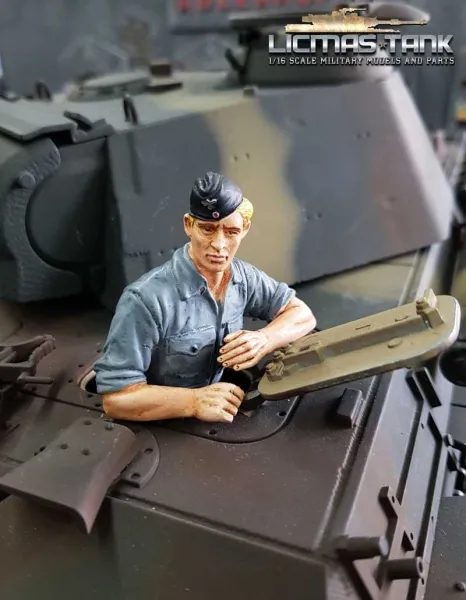 Deutsche Panzerbesatzung Soldat mit Hemd und Schiffchen mit ansteckbaren Beinen F1014 licmas-tank Deutsche Panzerbesatzung Soldat mit Hemd und Schiffchen mit ansteckbaren Beinen F1014 licmas-tank