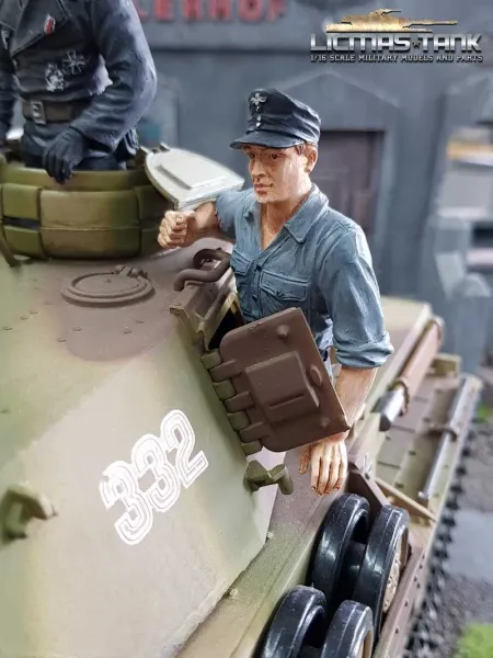 1/16 Figur deutsche Panzerbesatzung Soldat mit Hemd und Feldmütze mit ansteckbaren Beinen F1015 licmas-tank