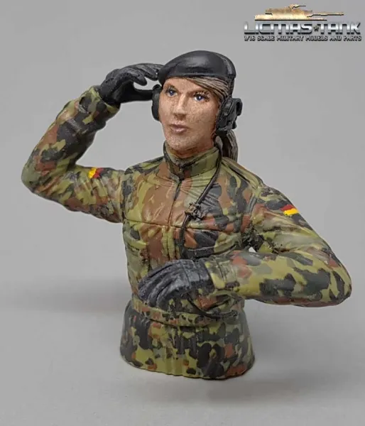 licmas 1/16 Figur Bundeswehr Panzer Soldatin Flecktarn