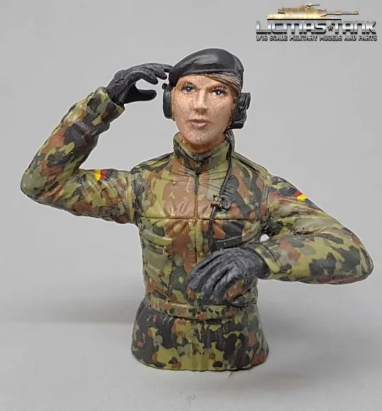 1/16 Figur Bundeswehr Leopard Panzer Soldatin Flecktarn 1/16 Figur Bundeswehr Leopard Panzer Soldatin Flecktarn