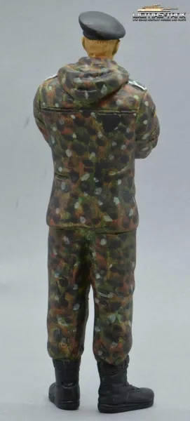 Figur Soldat Panzertruppe Bundeswehr Flecktarn stehend Arme verschränkt mit Barett handbemalt 1:16