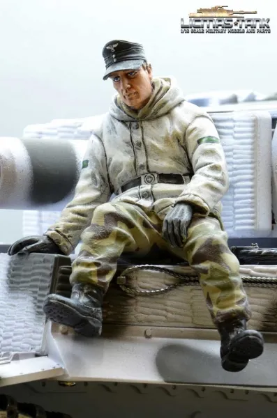 1/16 figure German tank crew Wehrmacht winter soldier sitting with splinter camo pants WW2