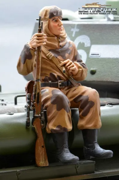 Figur Soldat WW2 Russischer Scharfschütze Tankrider Amöbe Camouflage braun 1:16