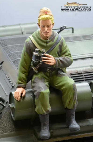 Figure Soldier WW2 russian Scout with binoculars Tankrider Amobea Pattern green 1:16