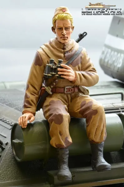 Figur Soldat WW2 russischer Spion mit Fernglas Tankrider Amöbe Camouflage Braun 1:16