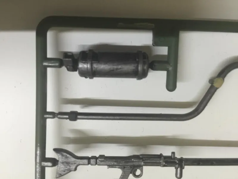 Tool set 1:16 made of plastic with metal imitation painted silver for German tanks