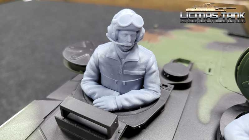 1/16 German Bundeswehr Tank Soldier Commander Leopard 2 Tank with modern armor hood and radio