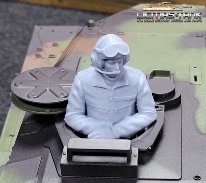 1/16 German Bundeswehr Tank Soldier Commander Leopard 2 Tank with modern armor hood and radio
