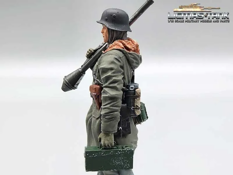 1/16 Figure German Soldier Wehrmacht with Steel Helmet and Bazooka Artist Edition Profipaint