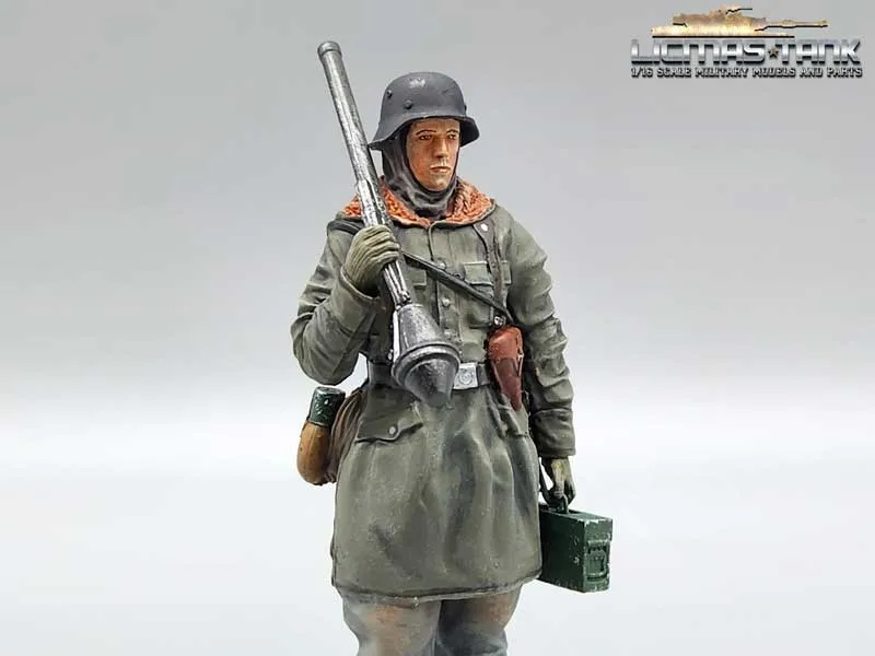1/16 Figur deutscher Soldat Wehrmacht mit Stahlhelm und Panzerfaust Künstler Edition Profipaint
