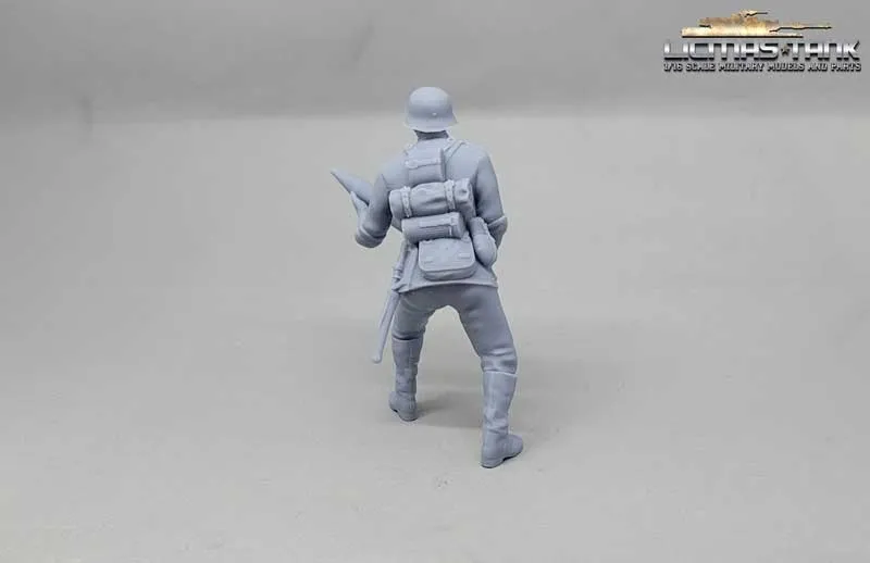 1/16 figure German soldier with steel helmet and grenade standing WW2 PaK Crew unpainted resin