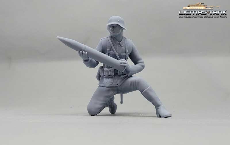 1/16 Deutscher Soldat mit Stahlhelm und Granate PaK Crew