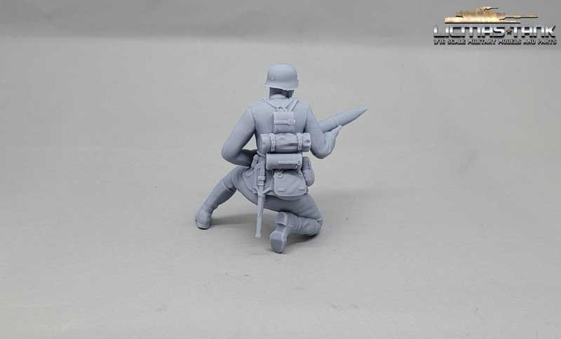 1/16 Deutscher Soldat mit Stahlhelm und Granate PaK Crew
