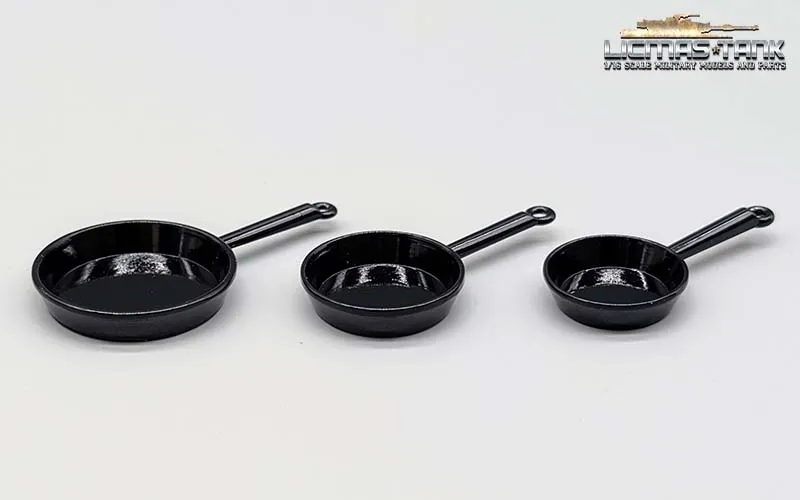 Set of three frying pans made of black metal in 1/16 for diorama Set of three frying pans made of black metal in 1/16 for diorama