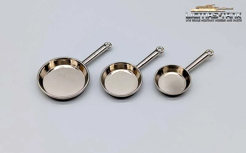Set of three frying pans made of metal in 1/16 for diorama Set of three frying pans made of metal in 1/16 for diorama
